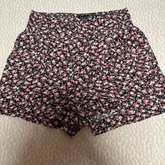 Aritzia Talula floral shorts with pockets in EUC (unworn, but washed). Size M - Picture 2 of 4